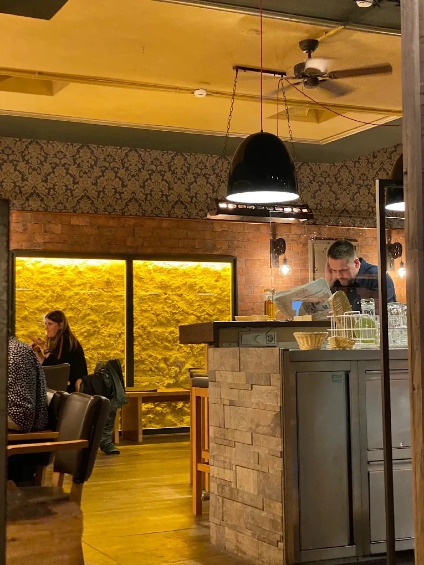 The Dom Lounge mit Mooswand und Industrielampen