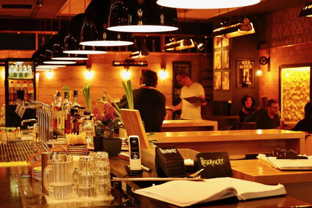 The Dom Bar Service mit Reservierungsschildern und warmem Licht