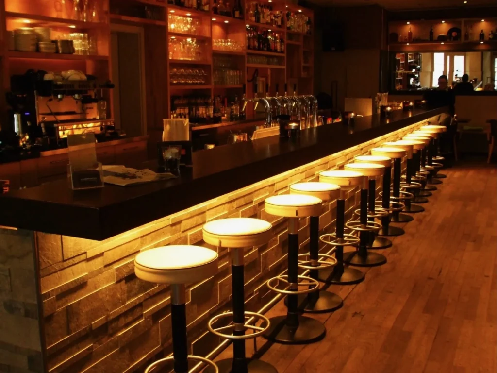 Cocktailbar The Dom Konstanz mit beleuchteten Barhockern