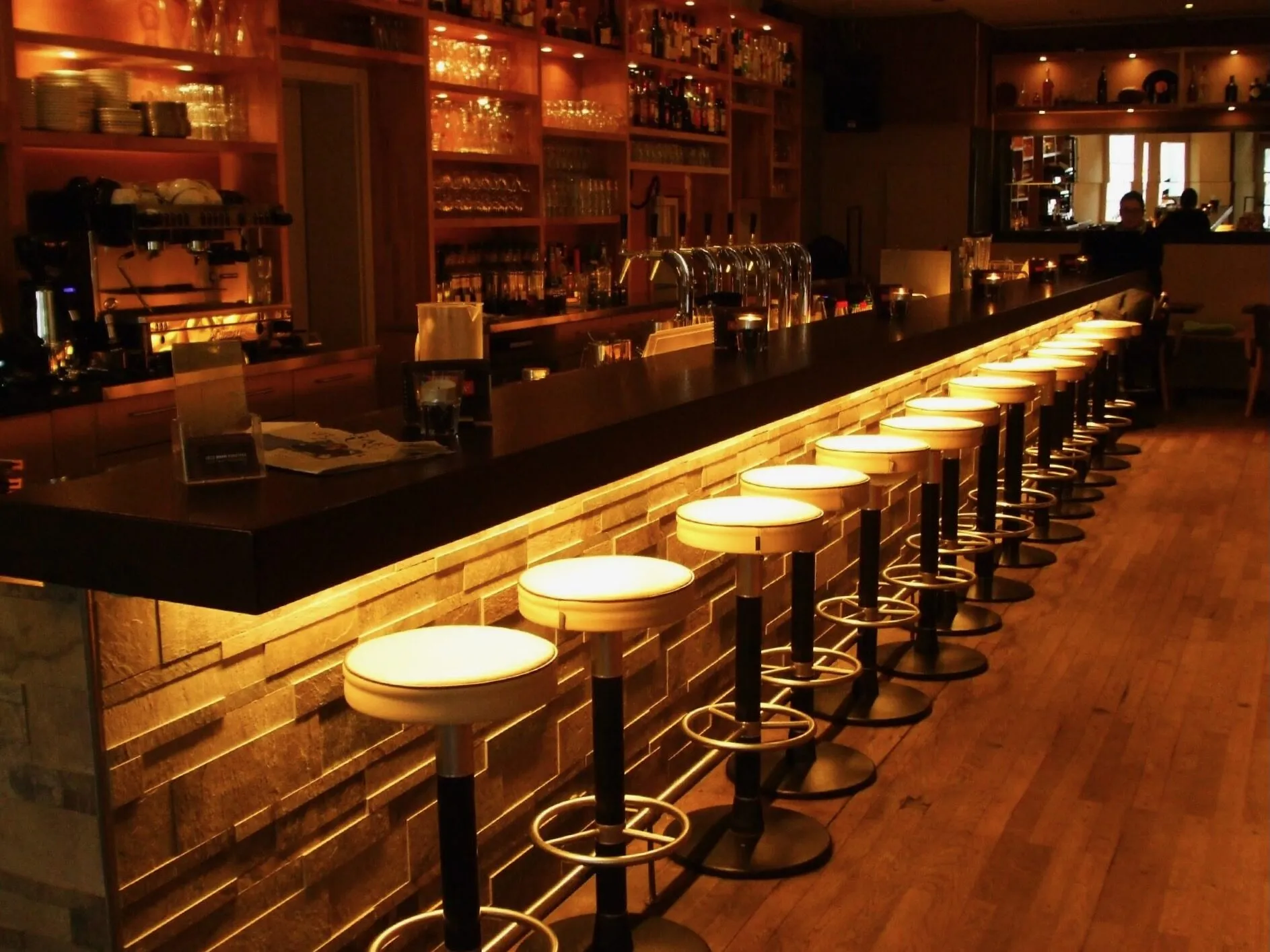 Cocktailbar The Dom Konstanz mit beleuchteten Barhockern