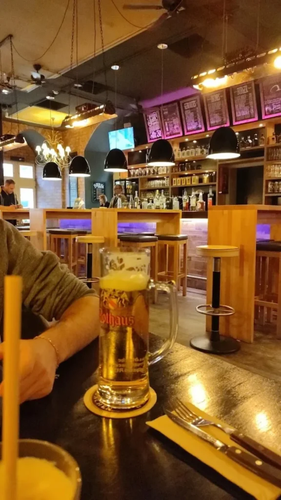 The Dom Bar mit Rothaus Bier und Gästen