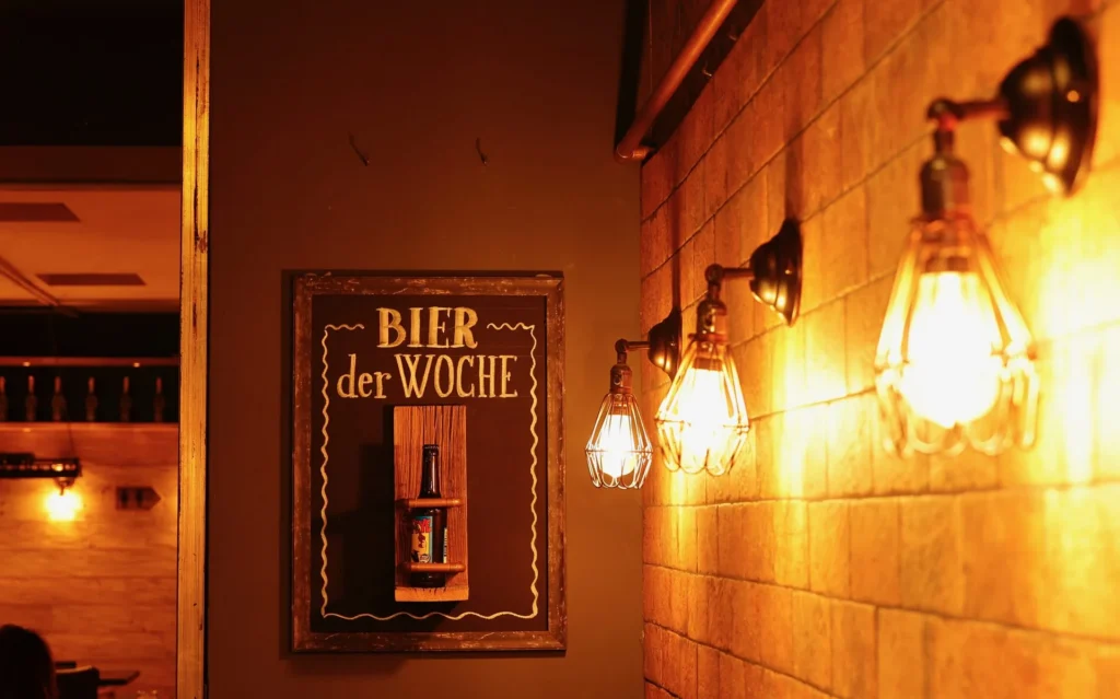 Bier der Woche Schild mit Industrielampen im The Dom