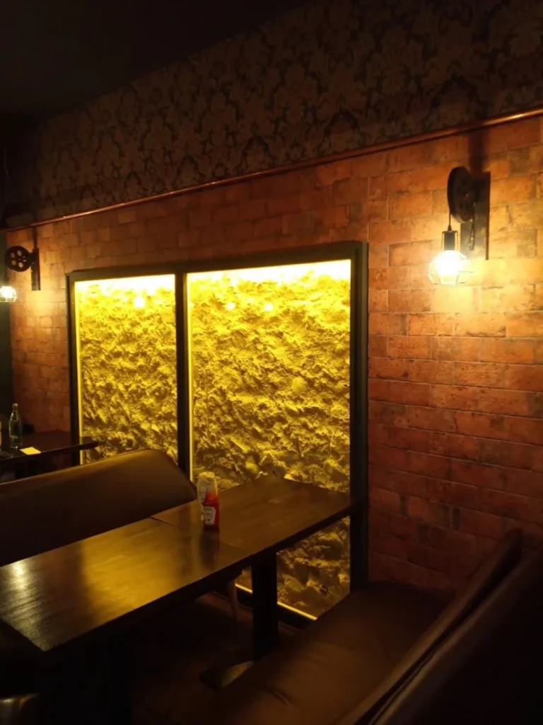 Gemütliche Sitzecke im The Dom mit Mooswand