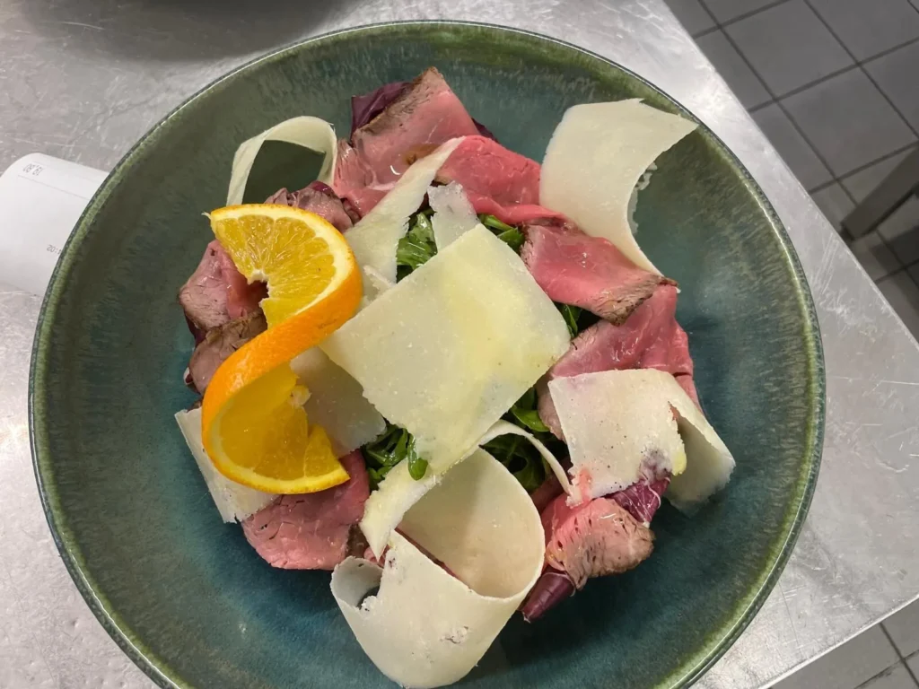 Rindercarpaccio mit Parmesan-Spänen und Zitrone im The Dom Konstanz