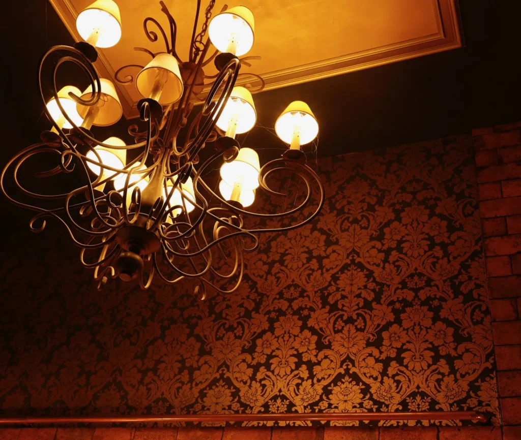 Eleganter Kronleuchter im The Dom Restaurant Konstanz