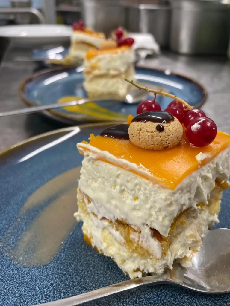 Dessert mit Creme und Beeren – Nahaufnahme im The Dom Konstanz