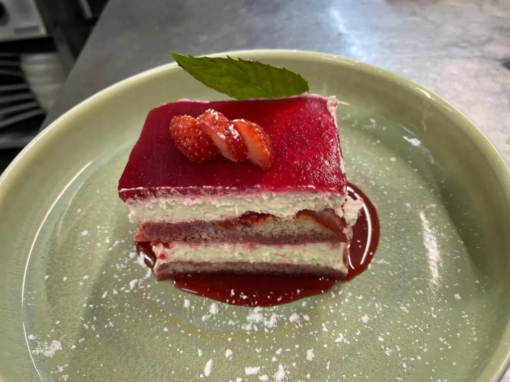 Erdbeer-Dessert mit Fruchtspiegel und Minze im The Dom Konstanz