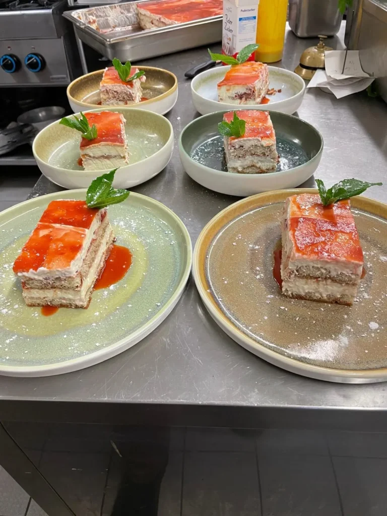 Mehrere Portionen Erdbeer-Dessert als Schnitte im Service – The Dom Konstanz