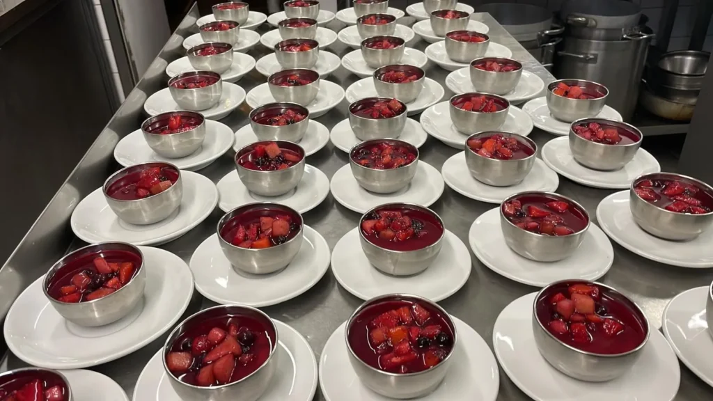 Viele Portionen Rote Grütze mit Früchten in der Vorbereitung – The Dom Konstanz