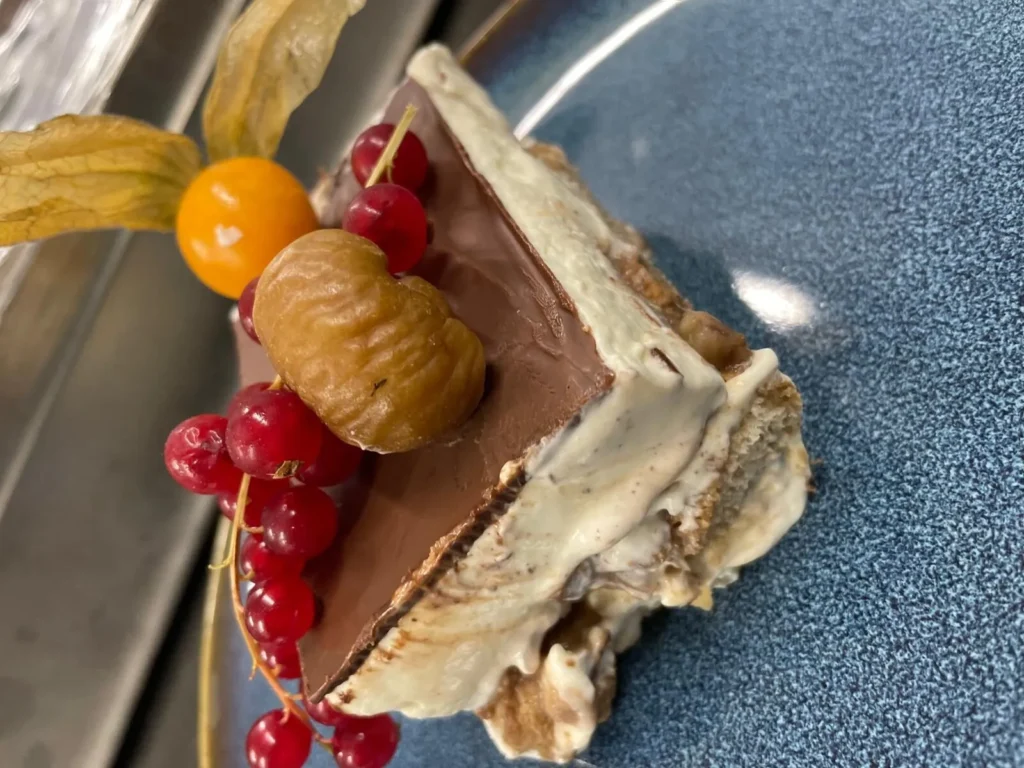 Nahaufnahme von Tiramisu mit Beeren und Physalis im The Dom Konstanz
