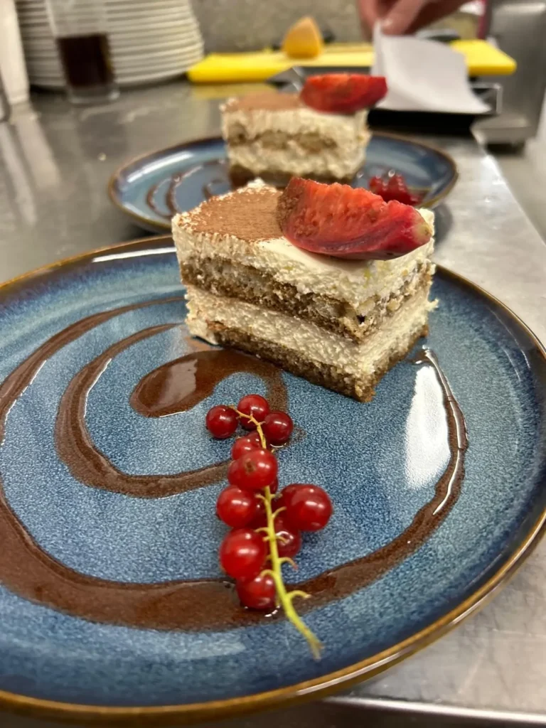 Tiramisu Stück mit Erdbeere und Beerengarnitur im The Dom Konstanz