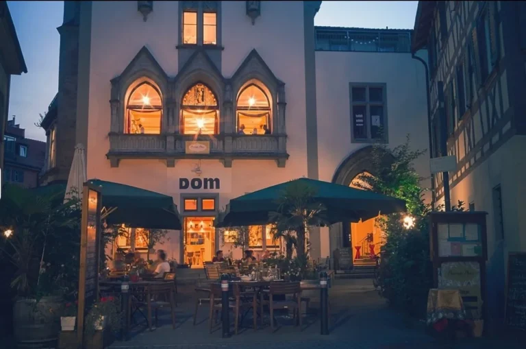 The Dom Restaurant Konstanz Altstadt bei Nacht mit beleuchteter Terrasse