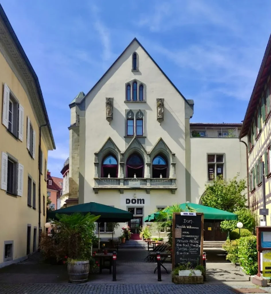 The Dom Restaurant an einem sonnigen Tag in Konstanz