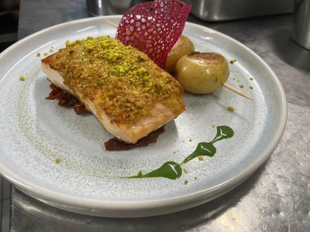 Fischfilet mit Kräuterkruste und Kartoffeln im The Dom Konstanz