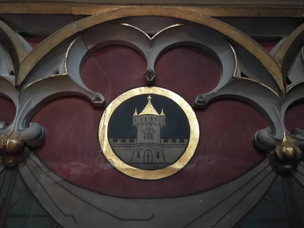 Gotisches Fensterdetail mit Konstanzer Wappen im The Dom