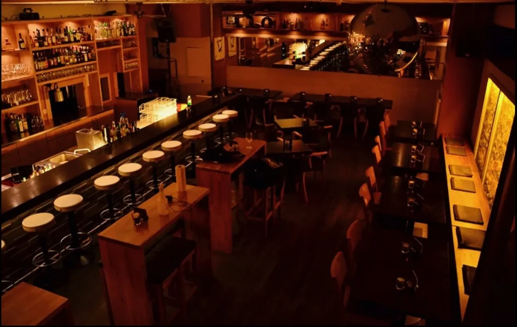 The Dom Restaurant Überblick von oben mit Bar und Sitzbereich