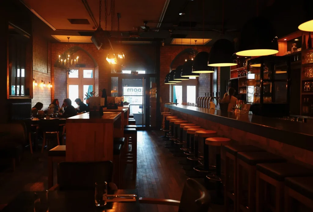 The Dom Innenbereich mit Bar und gemütlicher Atmosphäre