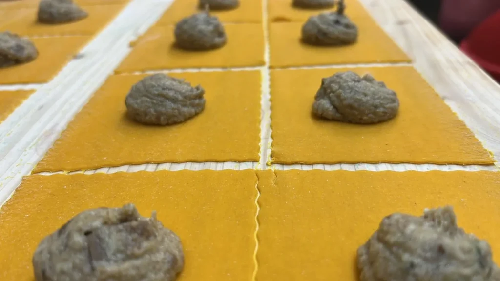 Frische Ravioli in der Zubereitung – Füllung auf Pasta-Teigplatten im The Dom Konstanz