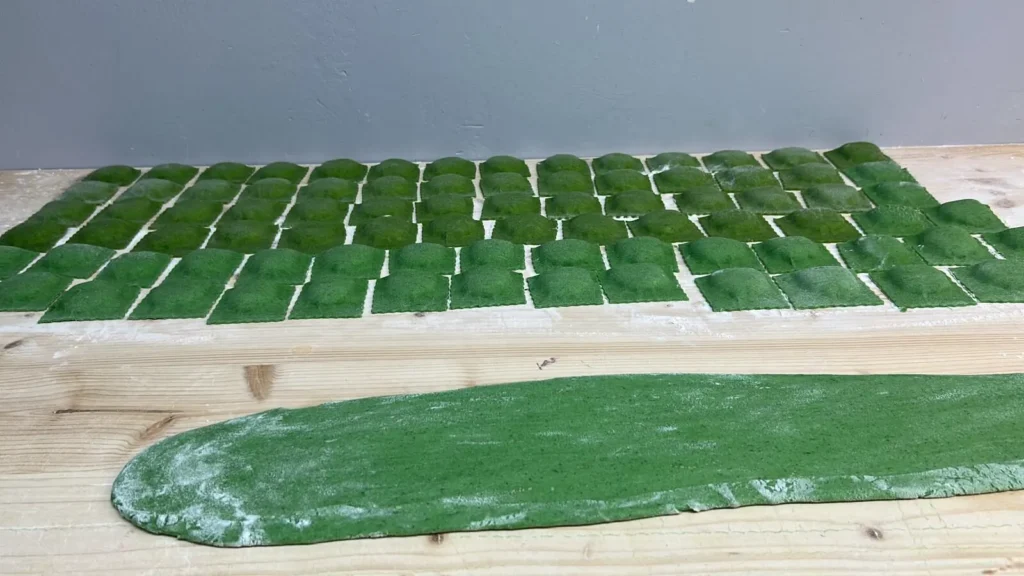 Grüner Pasta-Teig ausgerollt und zugeschnitten für Ravioli – The Dom Konstanz