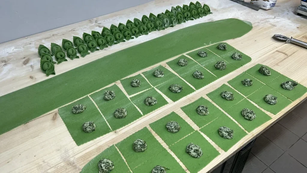 Grüne Pasta-Teigplatten mit Füllung für Ravioli – Küchenvorbereitung im The Dom Konstanz