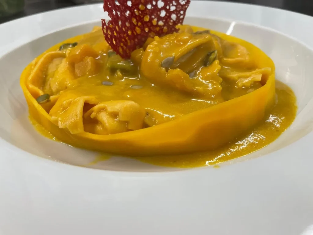 Hausgemachte Ravioli in Kürbiscreme mit Kernen – The Dom Konstanz