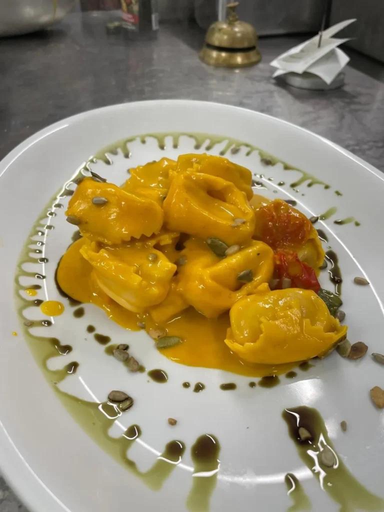 Telleransicht: Ravioli in Kürbiscreme mit Kernen – The Dom Konstanz