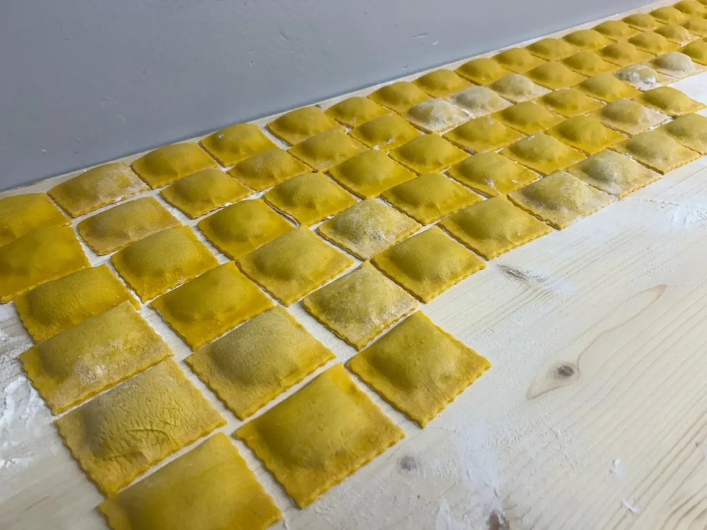 Nahaufnahme von handgemachten Ravioli auf Holztisch – frische Pasta im The Dom Konstanz