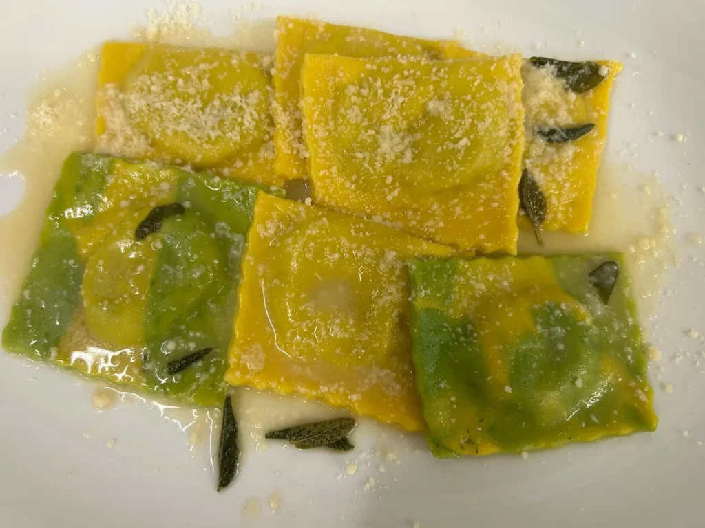 Hausgemachte Ravioli in Salbeibutter mit Parmesan – The Dom Konstanz