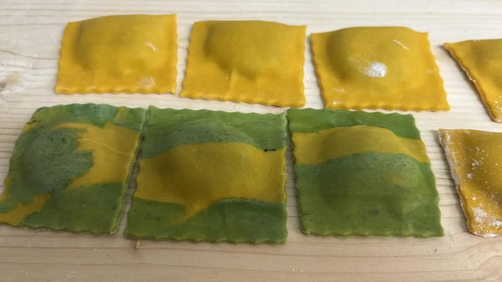 Ravioli-Teigplatten in gelb und grün – frische Pasta im The Dom Konstanz
