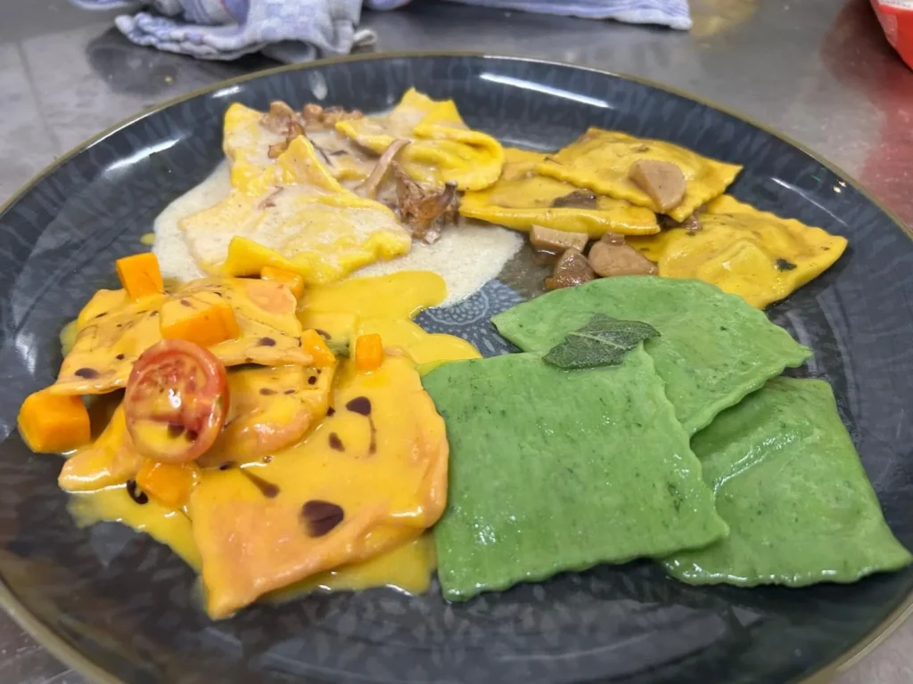 Tris di Ravioli: verschiedene Ravioli-Sorten auf einem Teller – The Dom Konstanz
