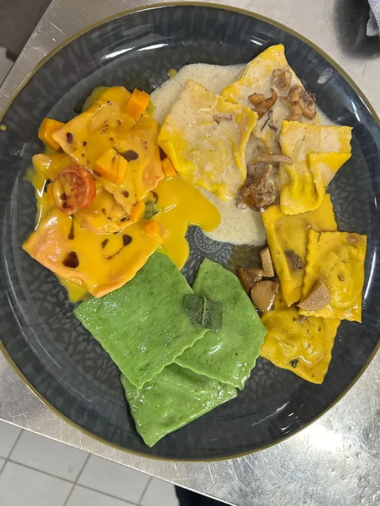 Telleransicht von oben: Ravioli-Auswahl mit verschiedenen Saucen – The Dom Konstanz