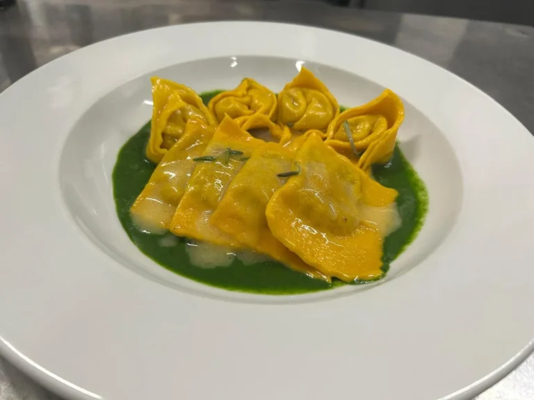Hausgemachte Ravioli und Tortellini in grüner Sauce im The Dom Konstanz