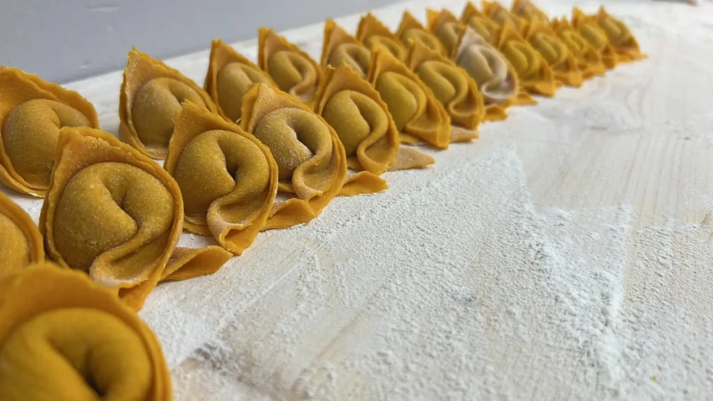 Handgemachte Tortellini auf bemehlter Arbeitsfläche – The Dom Konstanz