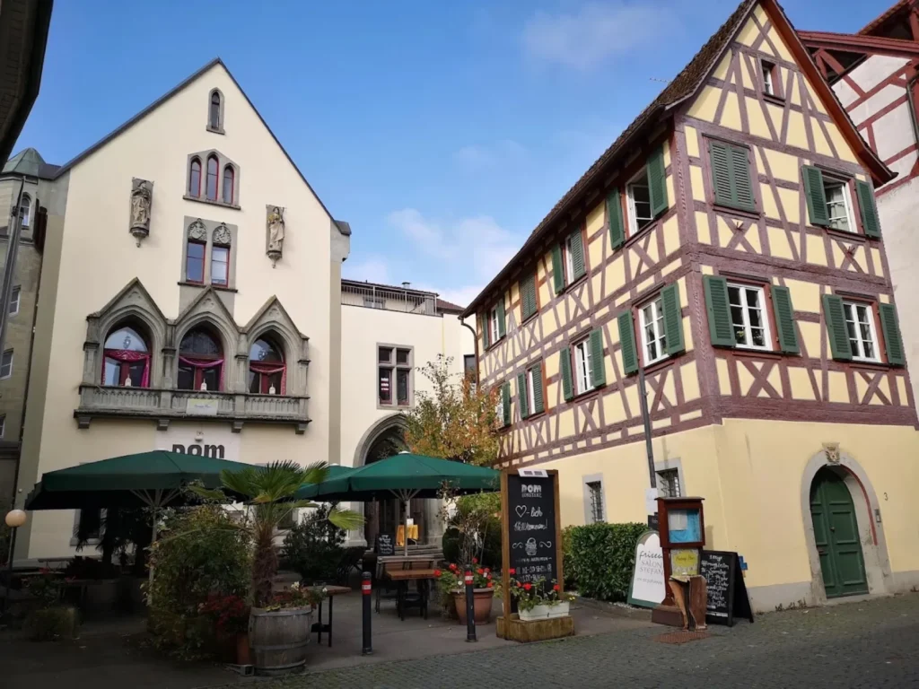 The Dom und historisches Fachwerkhaus am Münsterplatz im Herbst
