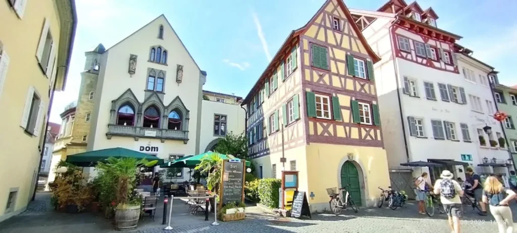 Panorama des Münsterplatzes mit The Dom im Sommer
