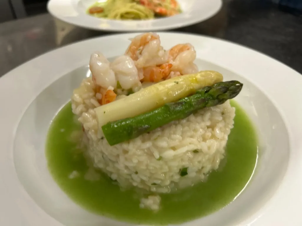 Spargel-Risotto mit Garnelen in grüner Sauce – The Dom Konstanz