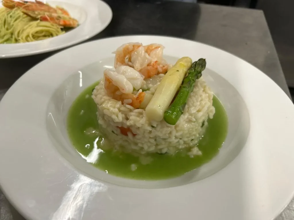 Telleransicht: Spargel-Risotto mit Garnelen in grüner Sauce – The Dom Konstanz
