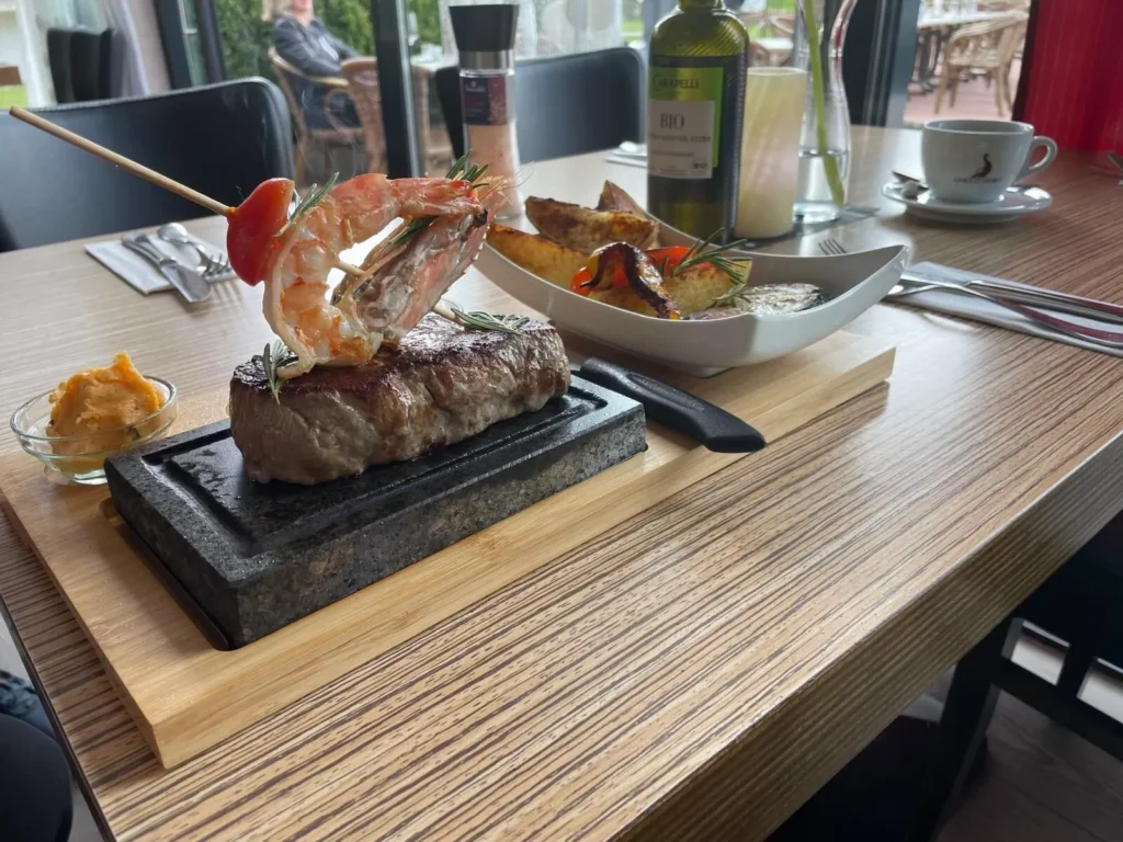 Steak auf heißem Stein mit Garnele am Tisch serviert – The Dom Konstanz