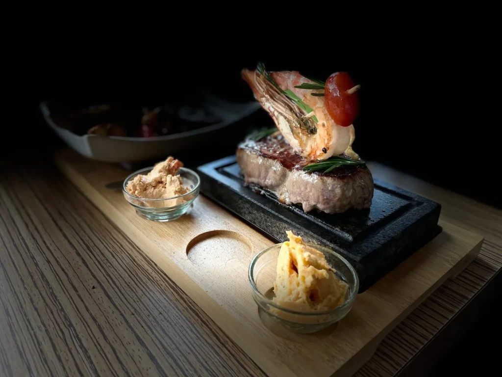 Steak auf heißem Stein mit Garnele und Beilagen – The Dom Konstanz