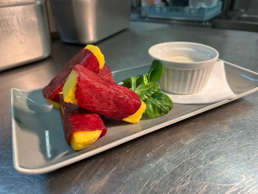 "Vorspeise mit Polenta-Rollen und Dip