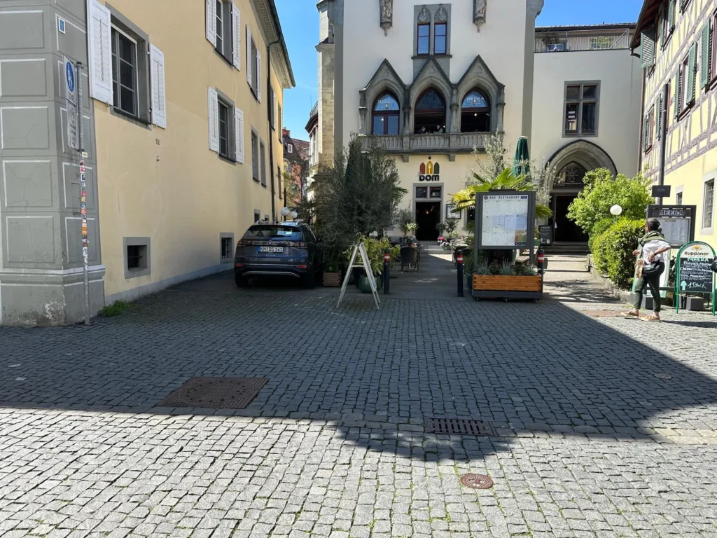 Zugang zum The Dom Restaurant über den historischen Kopfsteinpflaster-Platz in der Konstanzer Altstadt