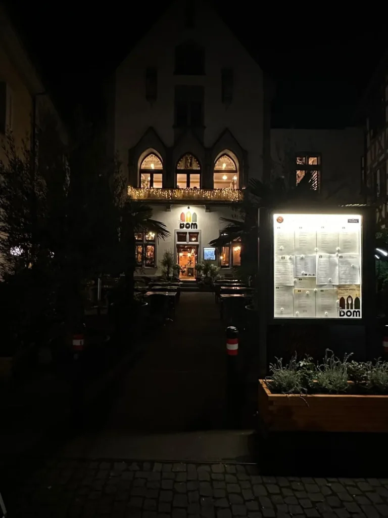 The Dom Konstanz bei Nacht mit beleuchteter Speisekarte und gotischen Bogenfenstern
