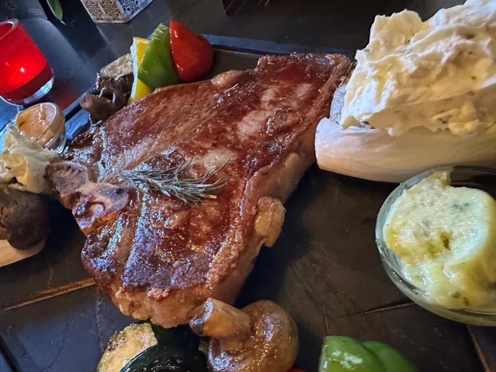 Grosse Fiorentina mit Rosmarin, Kraeuterbutter und gegrilltem Gemuese im The Dom