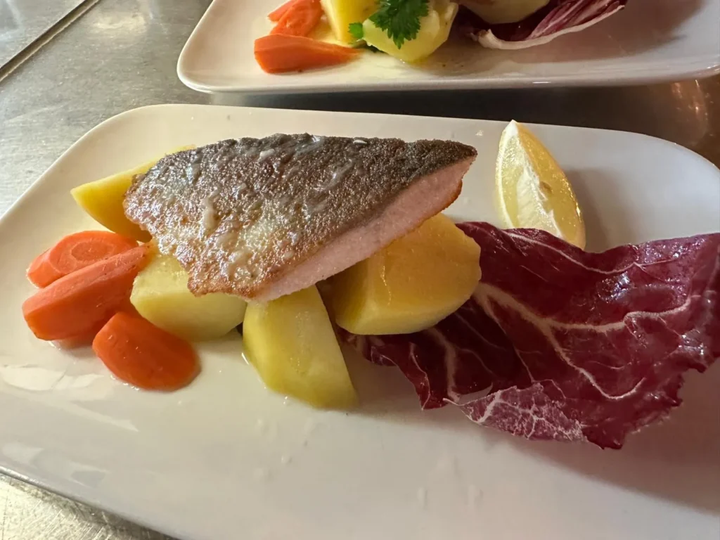 Gebratenes Fischfilet mit knuspriger Haut auf Kartoffeln mit Radicchio und Zitrone bei The Dom Konstanz