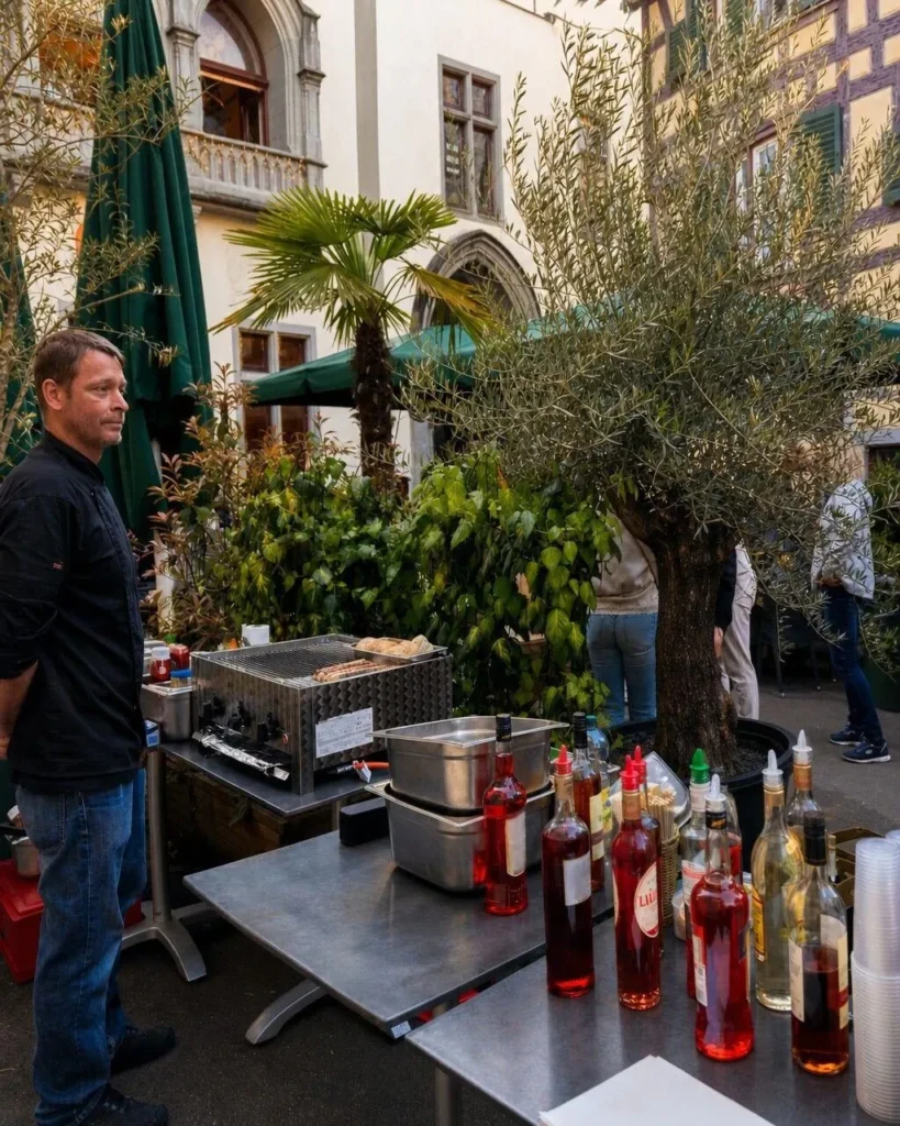 Grillstation mit Getraenken und Olivenbaum im Innenhof von The Dom Konstanz