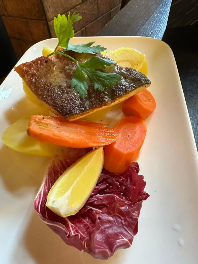 Lachsfilet mit knuspriger Haut auf Karotten und Radicchio mit Zitrone im The Dom Konstanz