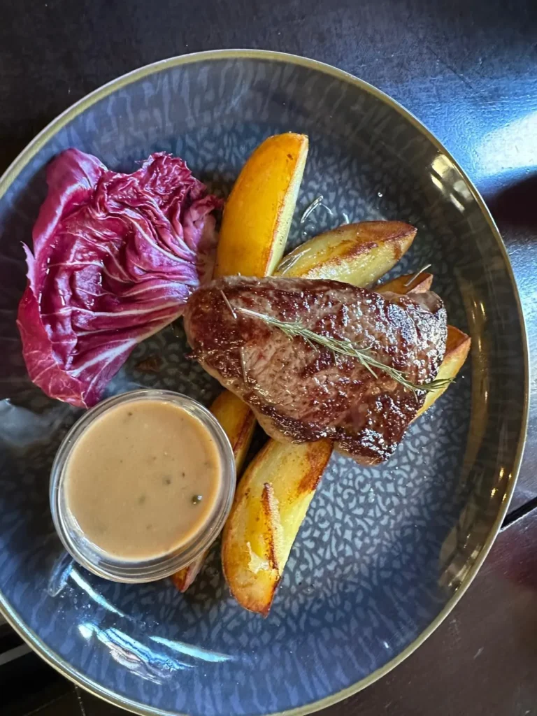 Saftiges Steak mit Rosmarin, goldenen Kartoffelecken und Pfeffersauce im The Dom Konstanz