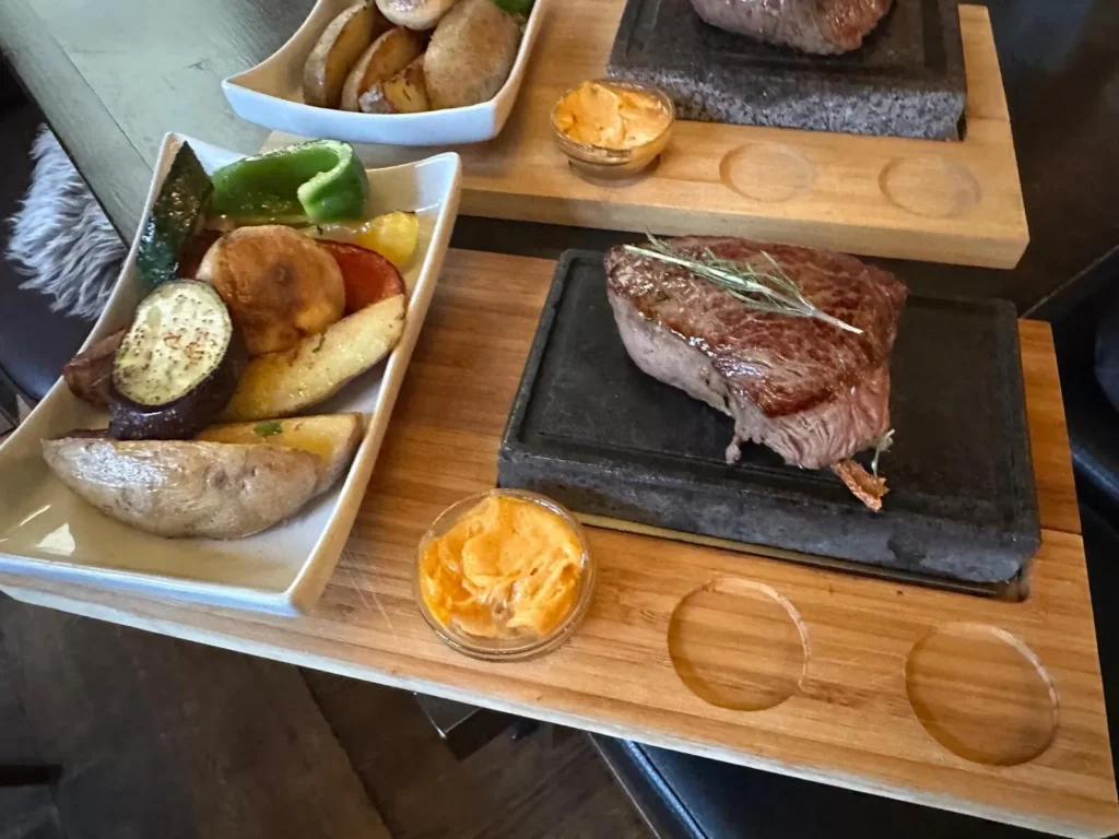 Saftiges Steak auf heisser Steinplatte mit gegrilltem Gemuese und Kraeuterbutter bei The Dom Konstanz