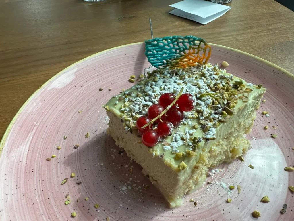 Hausgemachtes Pistazien-Tiramisu mit Johannisbeeren und Zuckerdeko im The Dom Konstanz
